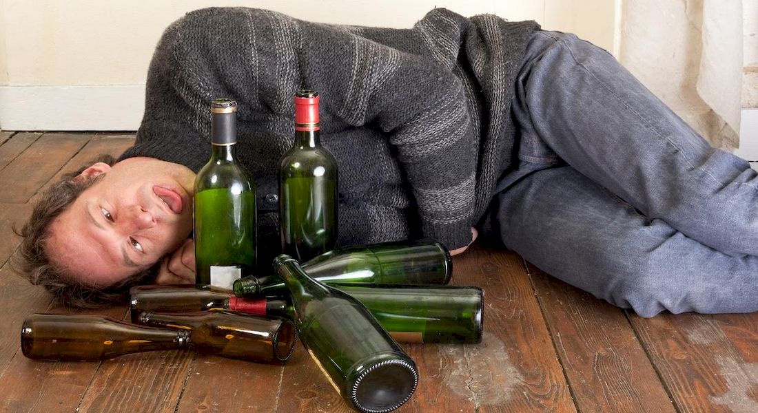 Алкоголики — это те, кто пьет водку, это люди страдающие запойным пьянством